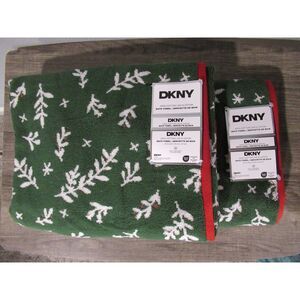 DKNY Reversible Festive Holiday Winter Holly Cotton Bath Towels Set of 2 NWT